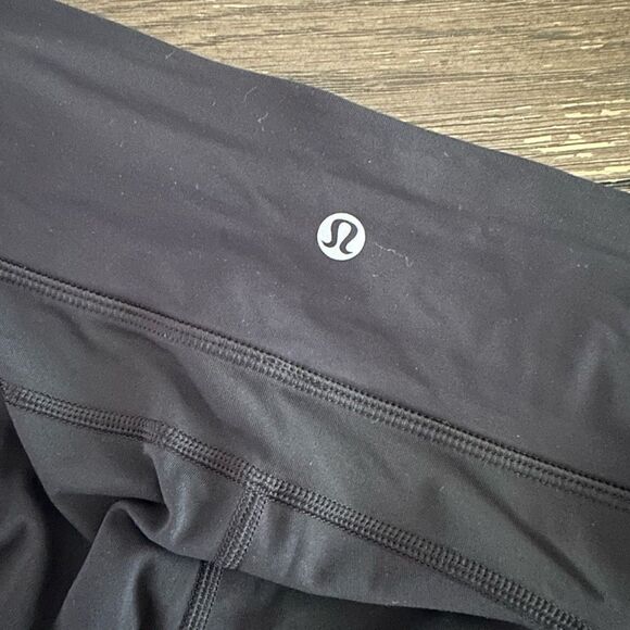 Lululemon Capris Leggings in Black size 4 ruched style on hems pockets - Picture 5 of 8
